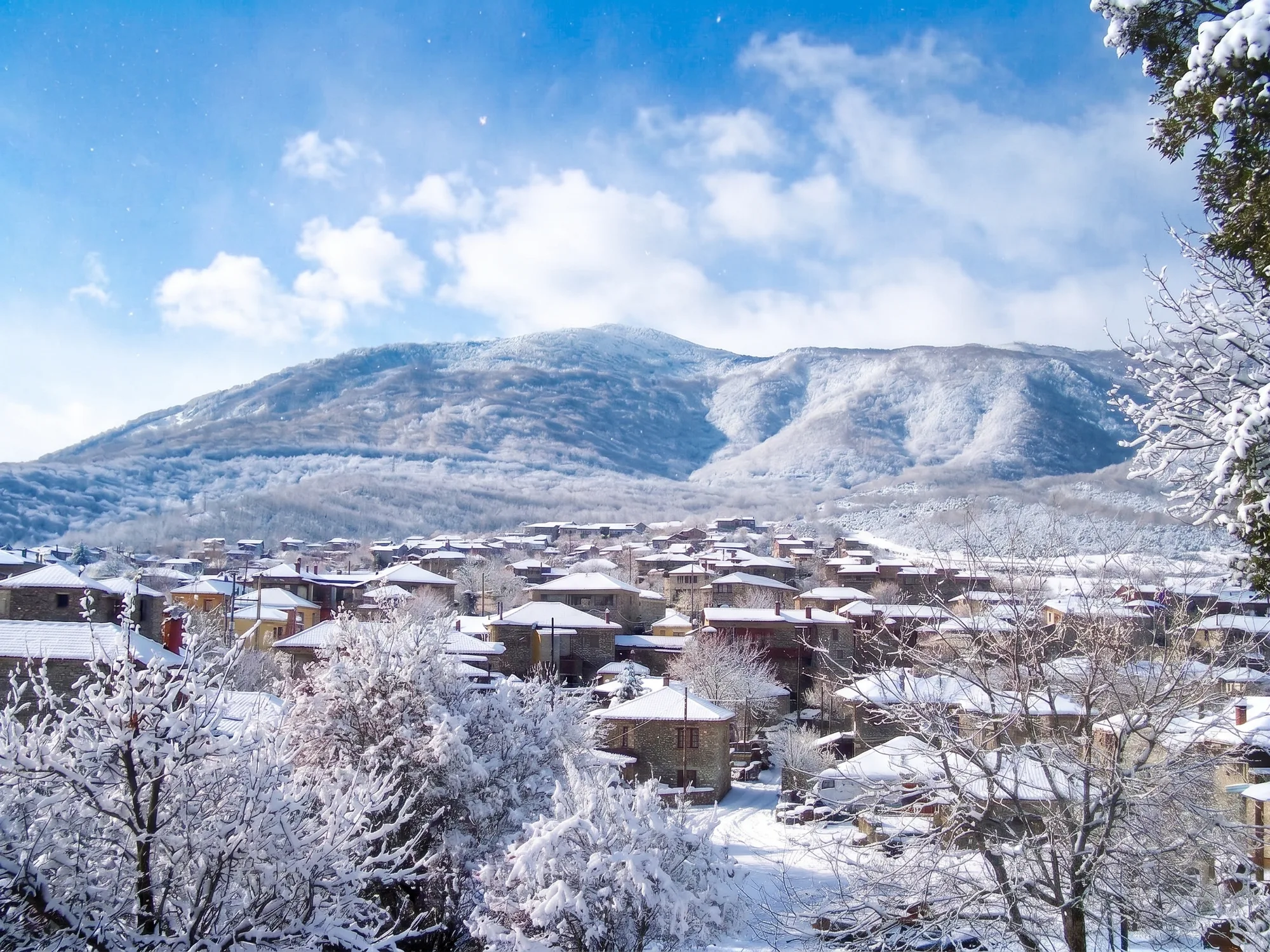 Ο Παλαιός Άγιος Αθανάσιος χιονισμένος, με τον Βόρα στο βάθος